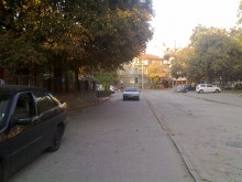 Нагли шофьори ползват тротоар като улица