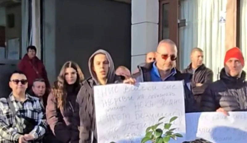 Жители на Сандански излязоха на протест в защита на шофьора, предизвикал тежка катастрофа край Телиш