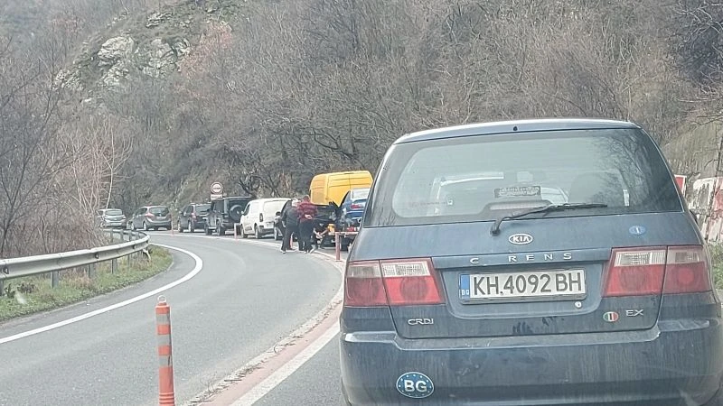 Километрична колона от автомобили се е образувала в Кресненското дефиле