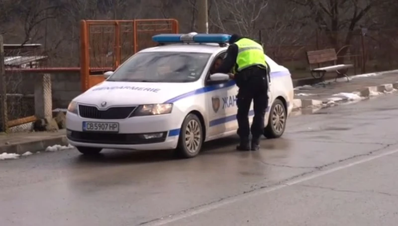 Полицията претърсва селата около Вършец