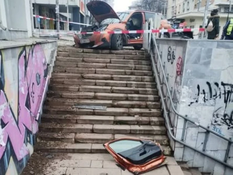Първи кадри от тежката катастрофа във Варна: Една от колите се е врязала в подлез 