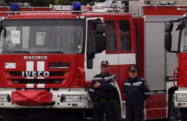 Жена падна в сандък, пожарникарите спасиха положението