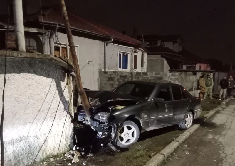 Пиян тийнейджър се заби в електрически стълб с автомобил, баща му отнесе глоба