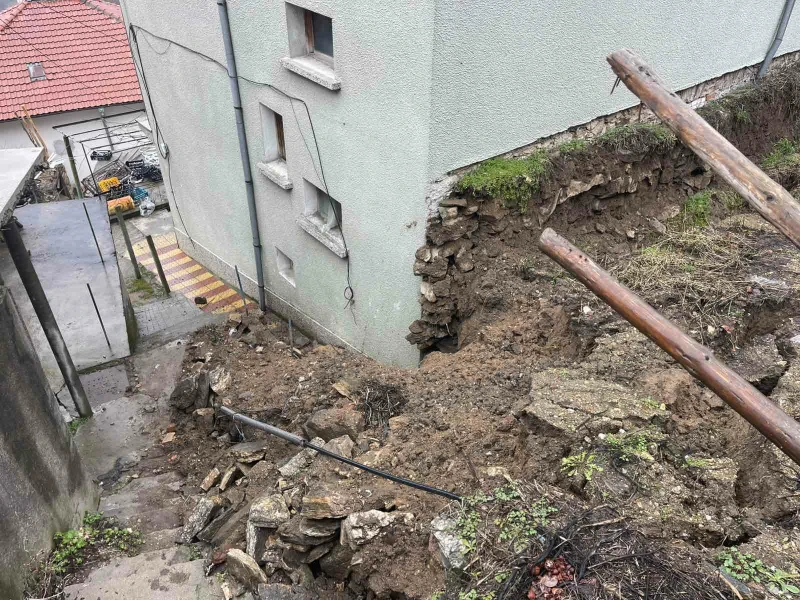 Паднали подпорни стени застрашават две къщи в Неделинско