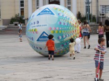 Откраднаха двуметровите сфери от фонтаните на входа на градския парк
