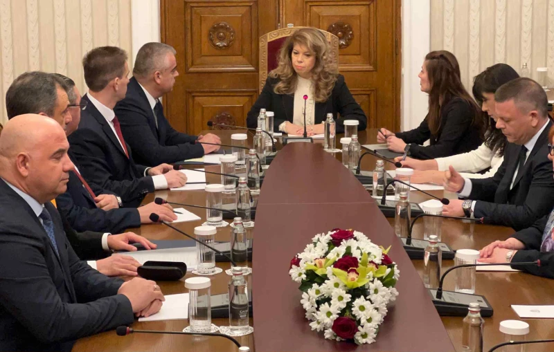 С букет цветя: АПС пристигна на консултации при президента