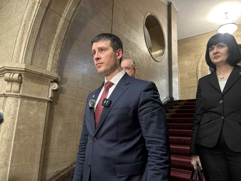 Ивелин Михайлов за поста служебен премиер: Най-добре да е Андрей Гюров