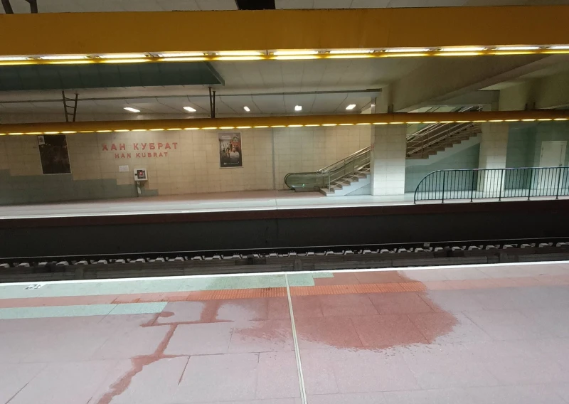 Теч в столична метростанция създава опасност