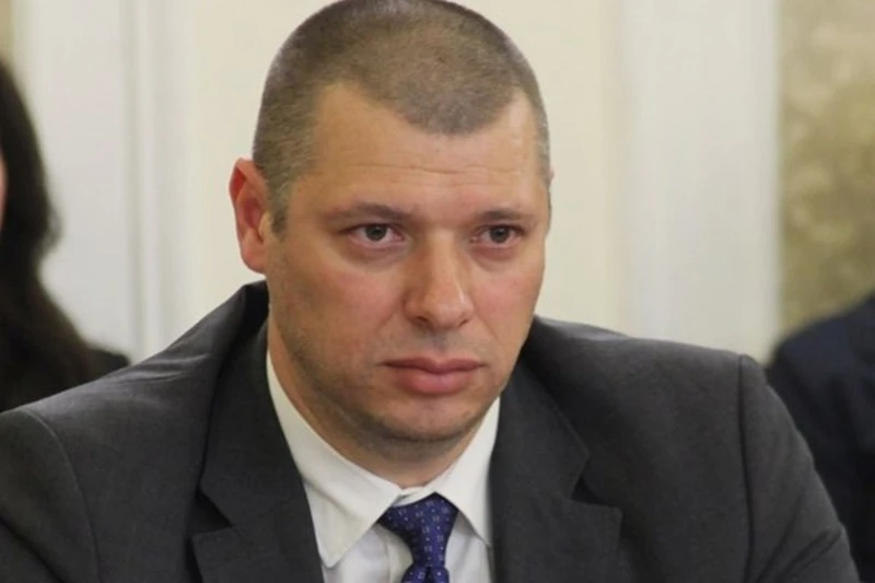 Антон Славчев подава оставка?