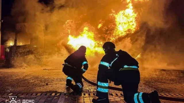 Русия атакува Киев с балистични ракети и БпЛА: Ударени са инфраструктурни обекти, отломки са паднали в няколко района