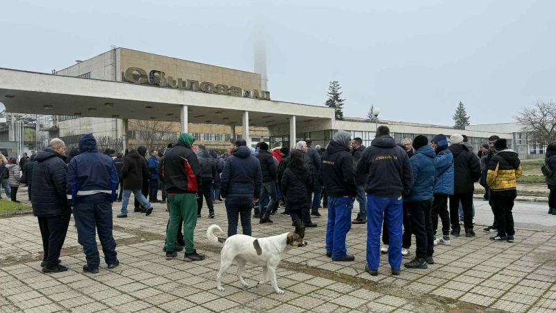 Близо 300 души излязоха на протест в Свищов, не са получавали заплати от септември