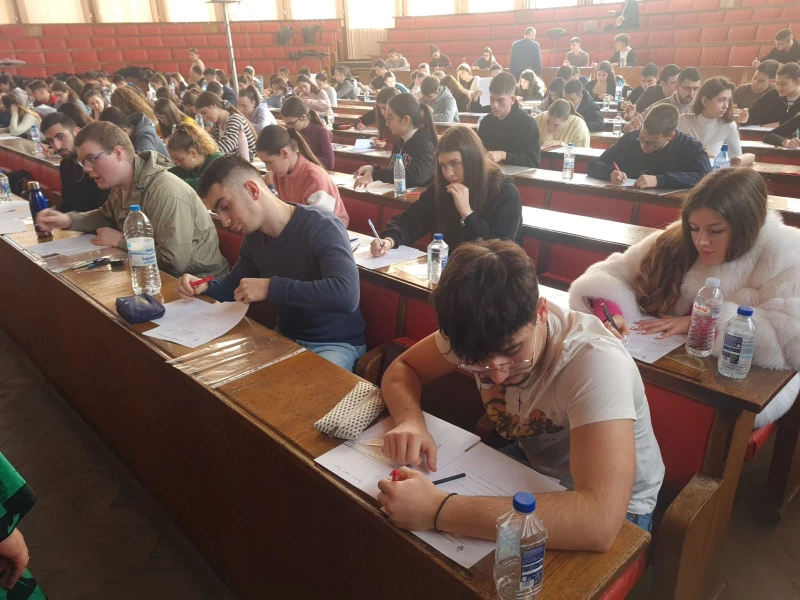 При голям интерес протече първата пробна матура у нас по математика за висше училище, организирана от УХТ-Пловдив