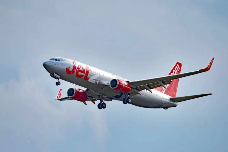 Самолет на Jet2 извърши аварийно кацане заради масов бой
