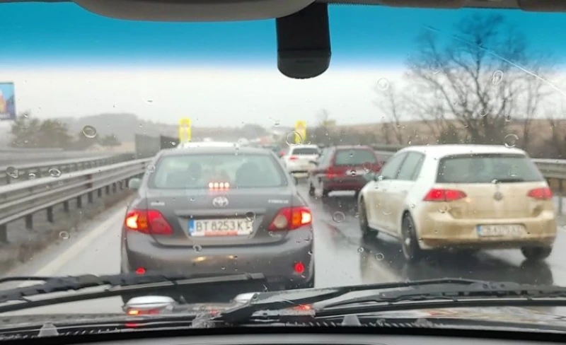 Задръстване на АМ "Тракия" преди Вакарел в посока София