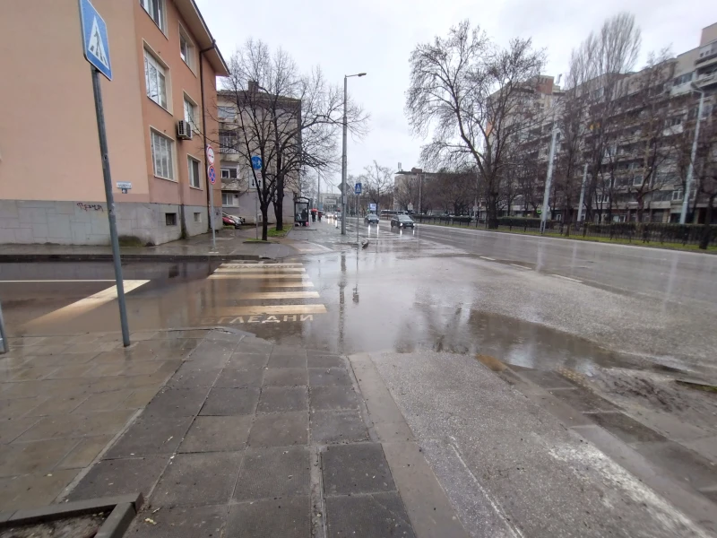 Огромна локва след най-малкия дъжд блокира пешеходна пътека на "Славянска"