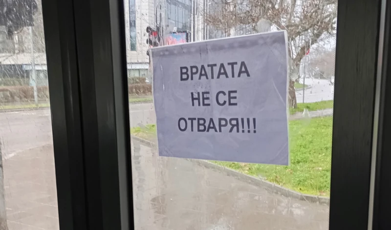 Неработеща врата затруднява пловдивчани