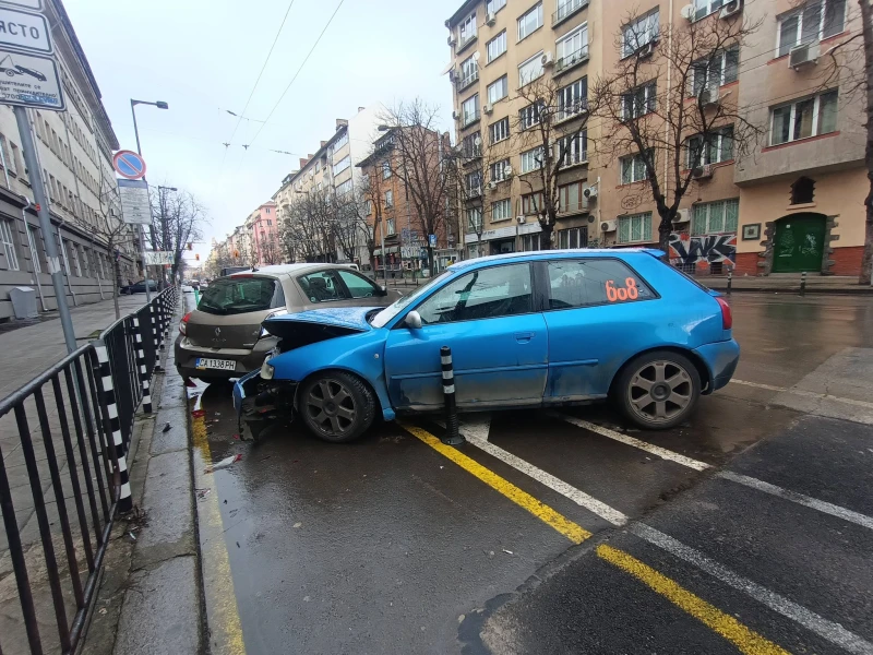 Сблъсък между два автомобила в центъра на София тази нощ