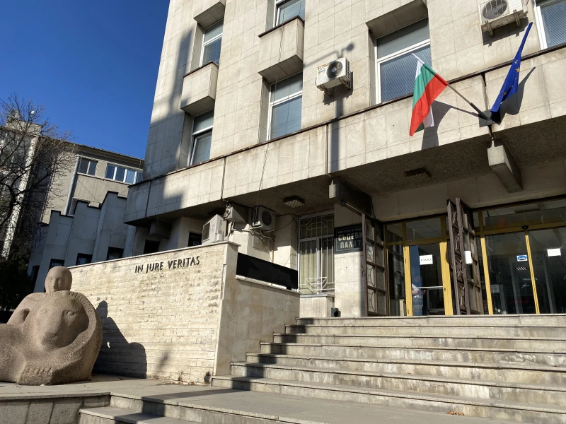 Има опасност за живота на мъжа, нападнат с брадва от съсед