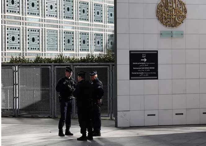 Полицията нахлу в Института на арабския свят в Париж заради досиета ''Епстийн''