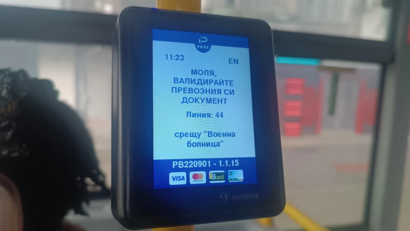 Пловдивчани вече плащат директно с банкова карта в автобуси от градския транспорт