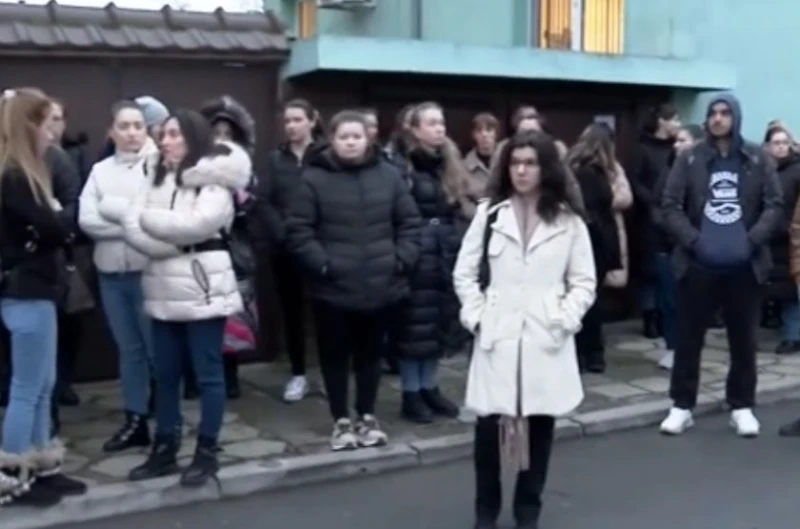 Ученици "под ключ": Родители в Сливен на протест заради агресивно поведение на ученик