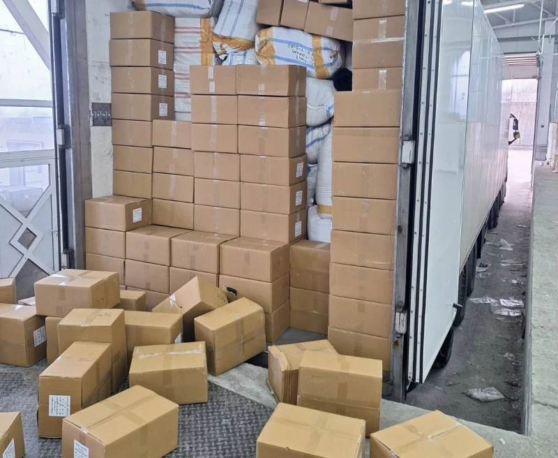 Митничари задържаха над 130 000 "маркови" дрехи и чанти край Видин