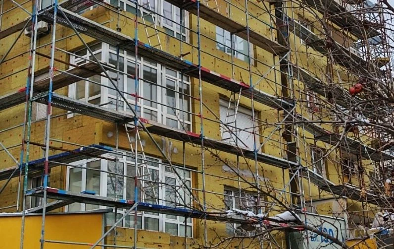 Инспектираха как върви санирането на блок в "Тракия"