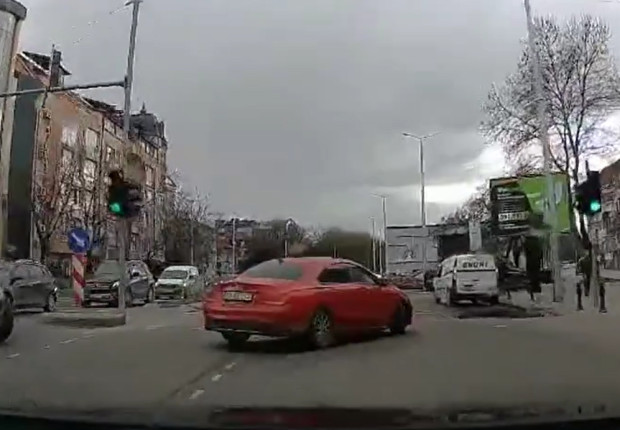 Шофьорка от Пловдив сътвори голяма глупост на възловото кръстовище на ул