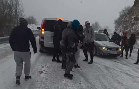 Поледици и закъсали коли край Добрич