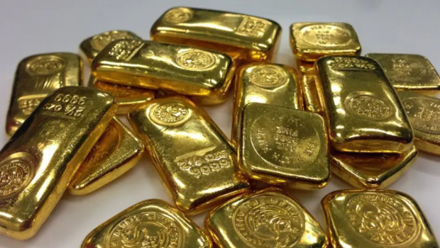 男性が誤って20本の金の延べ棒をゴミ箱に捨てた