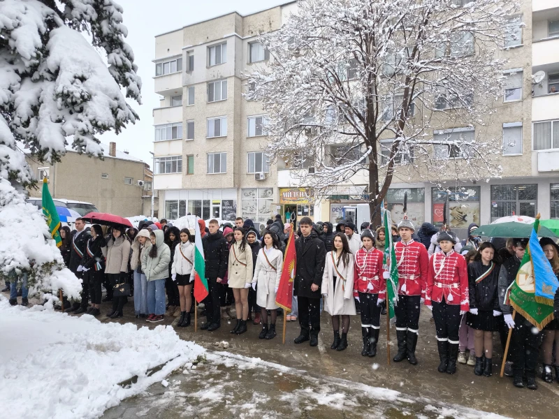 Малки и големи почетоха Апостола на свободата в Павликени