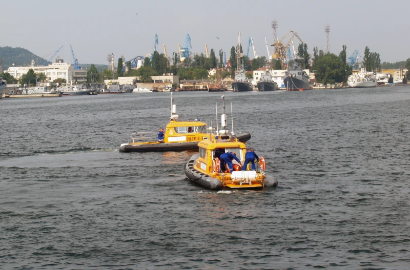 Спират временно издирването на изчезналия риболовен кораб с трима моряци
