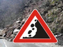 Свлачище затруднява движението по пътя Девин – Михалково, "Превала" остав...