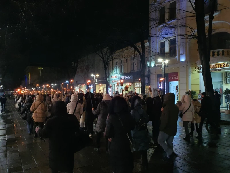 Стотици ученици на факелно шествие в Бургас в памет на Апостола на свободата