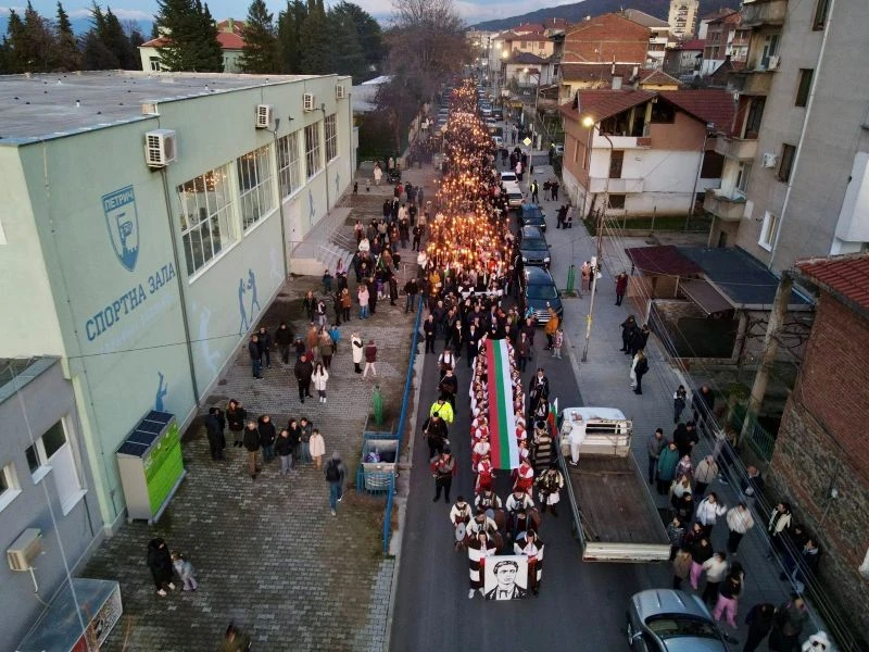 Стотици факли огряха Петрич, за да напомнят за Апостола на свободата