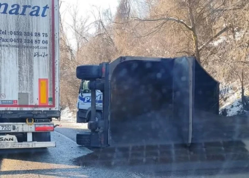 Катастрофа затруднява движеното в района на Бяла