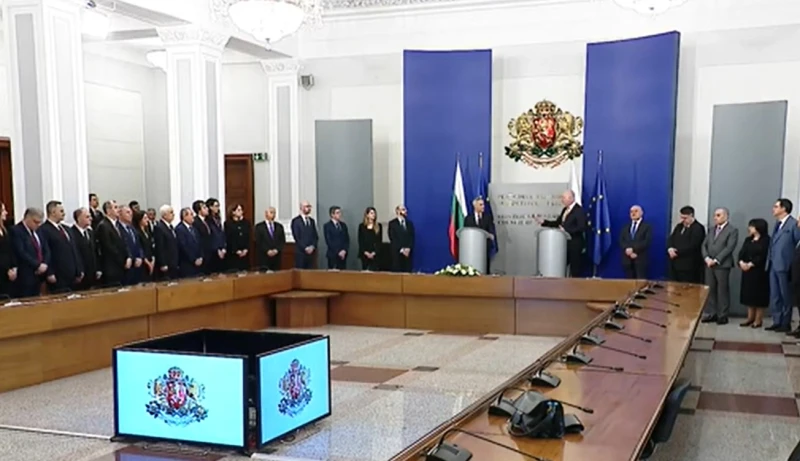 Служебният кабинет на Гюров прие властта от правителството на Желязков