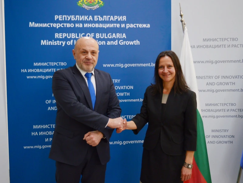 Ирена Младенова прие поста министър на иновациите и растежа от Томислав Дончев