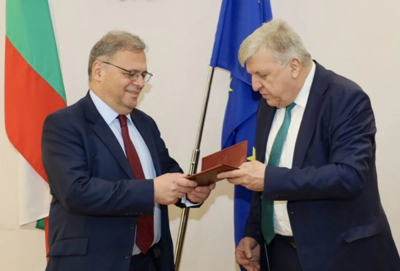 Манол Генов предаде поста на Юлиян Попов и му пожела "да отключва с мъдрост и да заключва с увереност"
