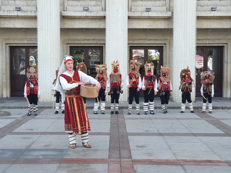Кукери наричаха за здраве и благоденствие пред сградата на Общината