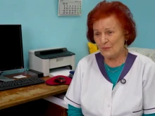 На 87 години всеки делничен ден тя облича бялата престилка и прекрачва прага на болницата