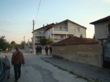 Жителите на Катуница щурмуват къщата на Цар Киро, искат изселване на клана