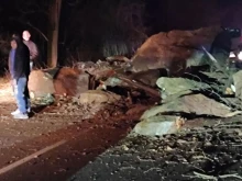 Голямо количество скална маса блокира движението на пътя Самоков-София