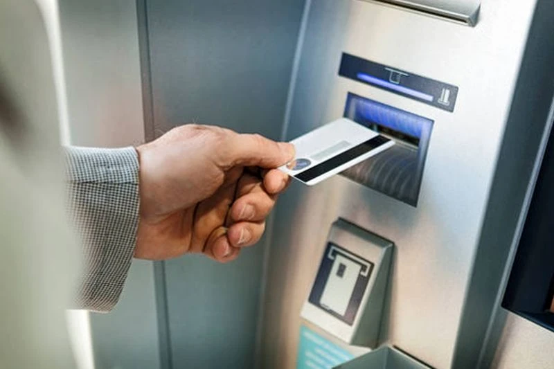 Жена изтегли 70 000 евро от чужда банкова карта, арестуваха я
