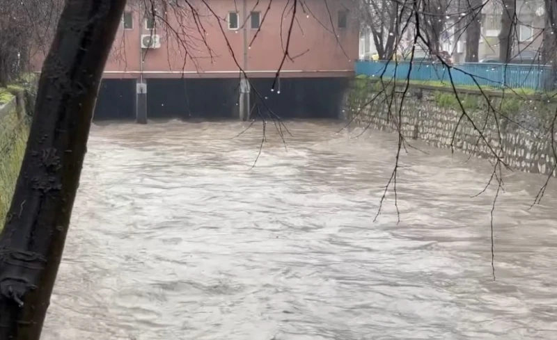 Реката в Хасково излезе от коритото си