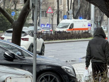 Кола блъсна човек на оживен булевард в Пловдив, там са две патрулки и линейка
