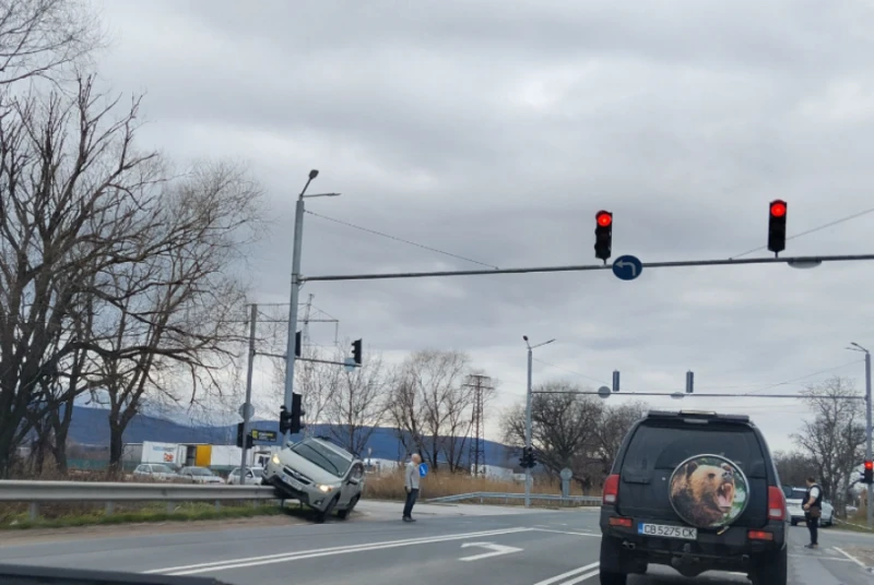 Джип се озова върху мантинела на Околовръстното в Пловдив