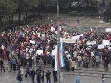 Вече около 3000 пловдивчани протестират по Главната