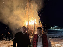 В Малко Враново отбелязаха Сирни Заговезни с "хамкане" и ритуален огън 
