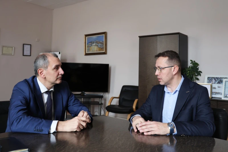 Министър Околийски върна директора на детската болница в София